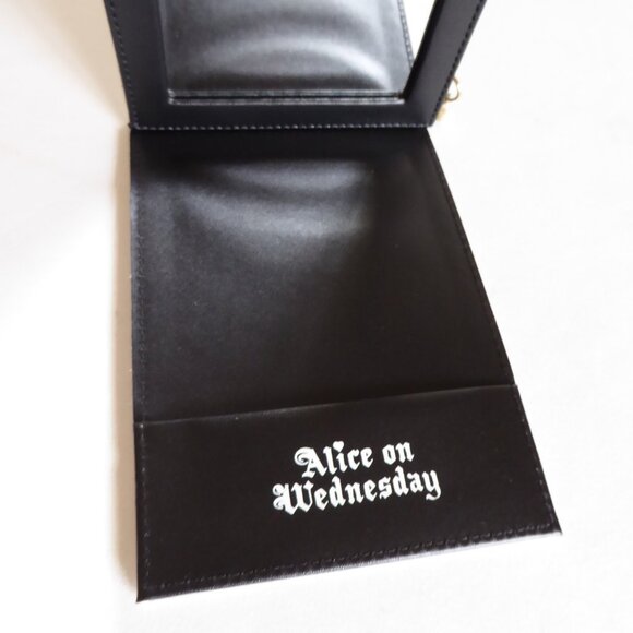 JAPAN JAPANESE ALICE ON WEDNESDAY WONDERLAND FOLDING TRAVEL MIRROR (PRE-OWNED) - Picture 12 of 12